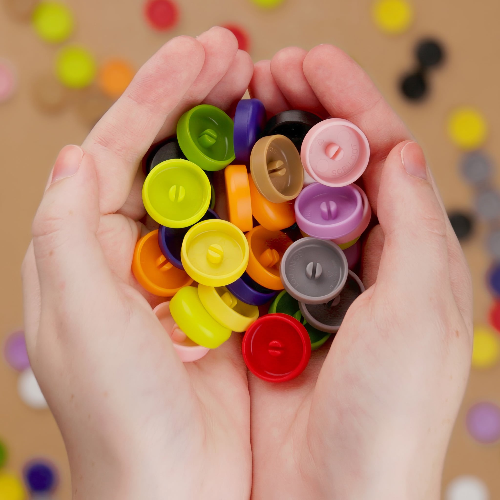 Makedo_SCRU-DOT_PDP_handful_x2048_5e3c8e26-e58e-4e82-bc21-b67abdfc8546